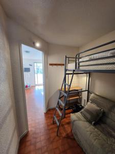 Habitación con litera y sofá en Joli T2 Centre port résidence Quai d'Honneur, en Cap d'Agde 21 fotos más