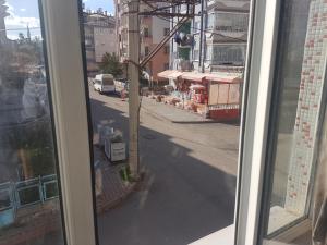 een raam met uitzicht op een stadsstraat bij Furnished rooms for students and youth in Sivas