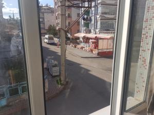 una ventana con vistas a una calle de la ciudad en Furnished rooms for students and youth, en Sivas