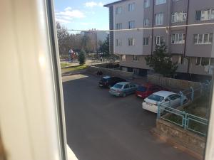 Aussicht von einem Fenster aus auf einem Parkplatz geparkt in der Unterkunft Furnished rooms for students and youth in Sivas