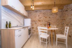 una cucina con tavolo e sedie in una stanza di Country home Primošten a Kruševo