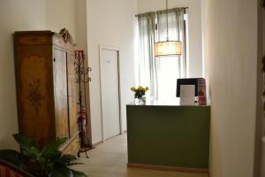 um quarto com um balcão verde e uma janela em Florence Heart B&B em Florença