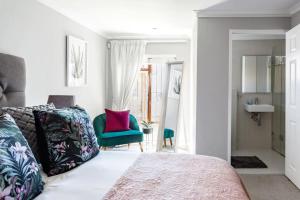 Krevet ili kreveti u jedinici u objektu 3 Bedroom Hilltop Home with Spectacular Views