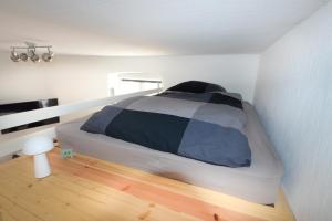 a bedroom with a large bed in a room at Apartmenthaus Fritz Reuter in Schwerin