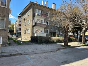 una calle vacía delante de un edificio en Niya Apartment Bourgas, en Burgas