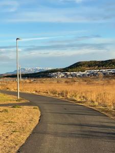 eine leere Straße mitten auf einem Feld in der Unterkunft Lovely 2 bedroom condo in Reykjavík
