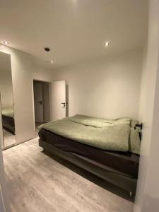 1 dormitorio con cama y espejo grande en Lovely 2 bedroom condo, en Reikiavik