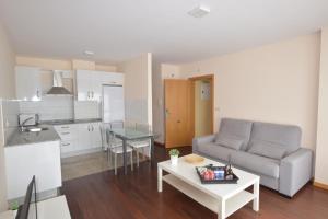 Kuchyň nebo kuchyňský kout v ubytování Apartamento Mar de O Pindo + 18 fotografií