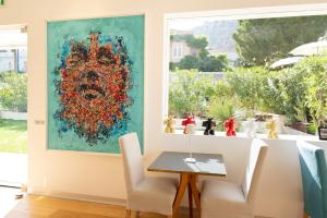 תמונה מהגלריה של Unìco Boutique Hotel d'Arte במונדלו