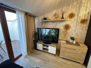 sala de estar con TV de pantalla plana en la pared en Acogedor Ático en Cantavieja VUTE-23-026, en Cantavieja