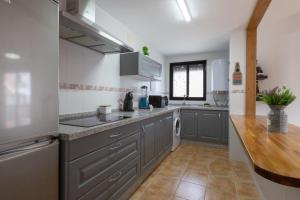 A kitchen or kitchenette at Tolox 2