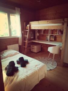 - une chambre avec des lits superposés et un bureau dans l'établissement Villa L'Epicléa, Chorges, entre lac et montagnes, à Chorges