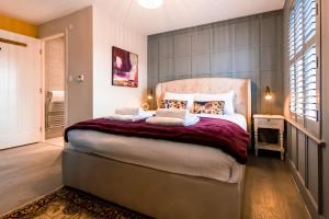 מיטה או מיטות בחדר ב-Charles St Chester City Townhouse by Rework Accommodation
