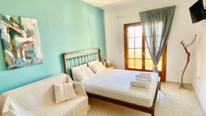 Un pat sau paturi într-o cameră la Armonia Elegant Apartments