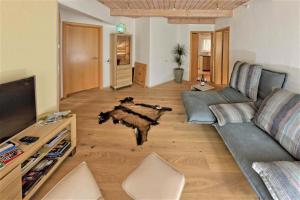 salon z krową leżącą na podłodze w obiekcie Alb Fe Wo w mieście Sankt Johann