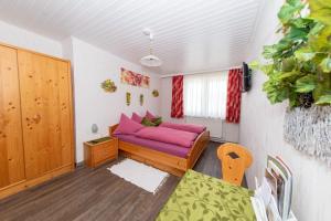 ein Wohnzimmer mit einem lila Sofa in einem Zimmer in der Unterkunft Gästehaus-Pension Familie Dwars in Spitz