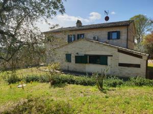 una vieja casa de piedra en medio de un campo en Italian Experience-Villa Luna, en Macerata