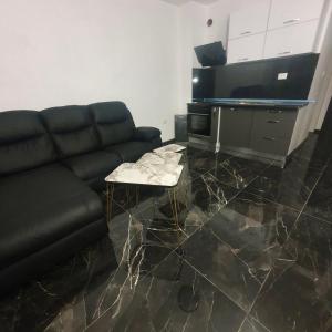 sala de estar con sofá y mesa en Capitan Niko Apartments en Burgas
