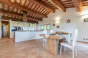 cocina y comedor con mesa y sillas en Italian Experience-Villa Luna en Macerata