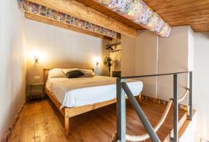 una camera con letto in una stanza con soffitti in legno di A Timpa ro Nannu 20, Holiday Home in Center Ragusa IBLA a Ragusa