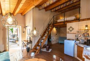 uma cozinha e sala de estar com uma escada em espiral em A Timpa ro Nannu 20, Holiday Home in Center Ragusa IBLA em Ragusa