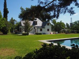 uma casa com uma piscina em frente em Villa Victoria Lodge em Maipú