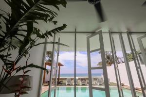 Bazén v ubytování Bieshu Beach Hive nebo v jeho okolí
