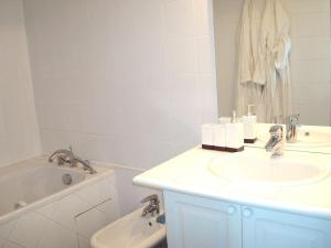 Zdjęcie z galerii obiektu Croisette Immo Moderne 2 Chambres 2SDB Proche rue d'antibes w Cannes