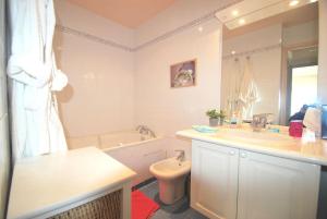 Zdjęcie z galerii obiektu Croisette Immo Moderne 2 Chambres 2SDB Proche rue d'antibes w Cannes