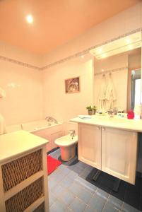 Koupelna v ubytování Croisette Immo Moderne 2 Chambres 2SDB Proche rue d'antibes