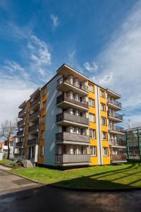 グリヴィツェにあるKairos Apartments - Friends - darmowy Parking, blisko centrumの側面にバルコニーがある建物