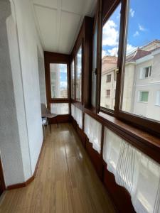 Habitación vacía con ventanas grandes en un edificio en Apartamento Kalea corazón urbano, en Vitoria-Gasteiz