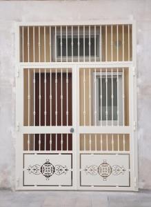 una puerta con barras en un edificio en La Casetta di Zoe Apartment, en Molfetta