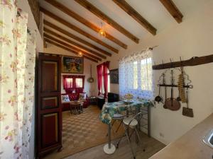eine Küche und ein Wohnzimmer mit einem Tisch und Stühlen in der Unterkunft Casa Fidelina II Miraflores de la Sierra in Miraflores de la Sierra