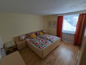 Schlafzimmer mit einem Bett und einem Fenster in der Unterkunft Haus Edelweiss Jungholz in Jungholz