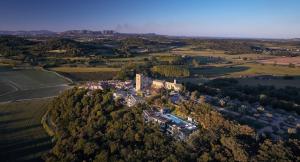 una vista aérea de una gran mansión en un campo en Hotel Castell d'Emporda, en La Bisbal