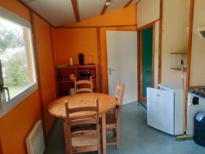 Kuchnia lub aneks kuchenny w obiekcie Camping Onlycamp Les Deux Rives