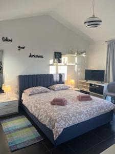 - une chambre avec un lit et 2 oreillers dans l'établissement Funcic Apartments 2 app, à Pula