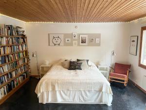 ein Schlafzimmer mit einem Bett und Bücherregalen in der Unterkunft House on Ingmarsö - in Stockholm archipelago in Ingmarsö