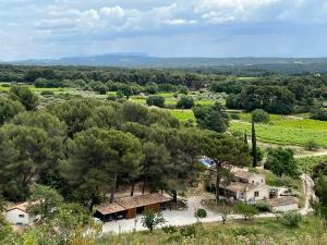eine Luftansicht eines Betriebs mit Bäumen in der Unterkunft Domaine en Provence in Lambesc