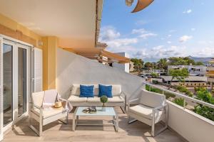 eine Terrasse mit 2 Stühlen und einem Tisch auf dem Balkon in der Unterkunft Bon Estar Apartment in Port d'Alcúdia