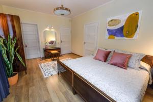 1 dormitorio con 1 cama grande en una habitación en Zofija, en Birštonas