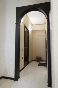 une entrée dans un couloir avec une porte noire dans l'établissement City center! Smolina street 79, 8, à Ulan-Ude