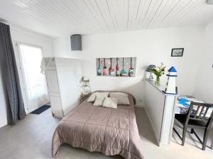 Postel nebo postele na pokoji v ubytování le clos du phare bleu