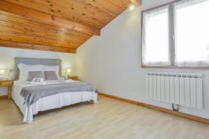 1 dormitorio con cama y ventana grande en Charming typical house with garden - Bénesse - Welkeys, en Bénesse-Maremne