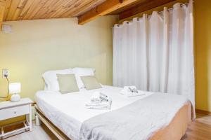 1 dormitorio con 1 cama con sábanas blancas y ventana en Charming typical house with garden - Bénesse - Welkeys, en Bénesse-Maremne
