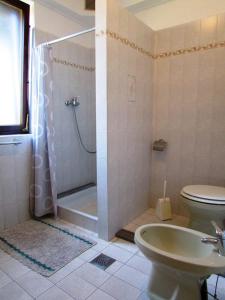 uma casa de banho com um chuveiro, um WC e um lavatório. em Apartments Paliska em Umag