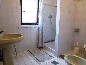 uma casa de banho com um chuveiro e um lavatório. em Apartments Paliska em Umag