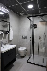 A bathroom at SAR-PER Hotel Még 37 kép