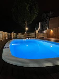 una piscina azul en un patio por la noche en Villa Coelho - By Dalma Portuguesa, en Albufeira